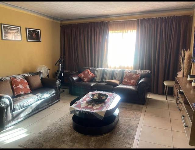 4 BEDROOM HOUSE FOR SALE IN CROWN GARDENS